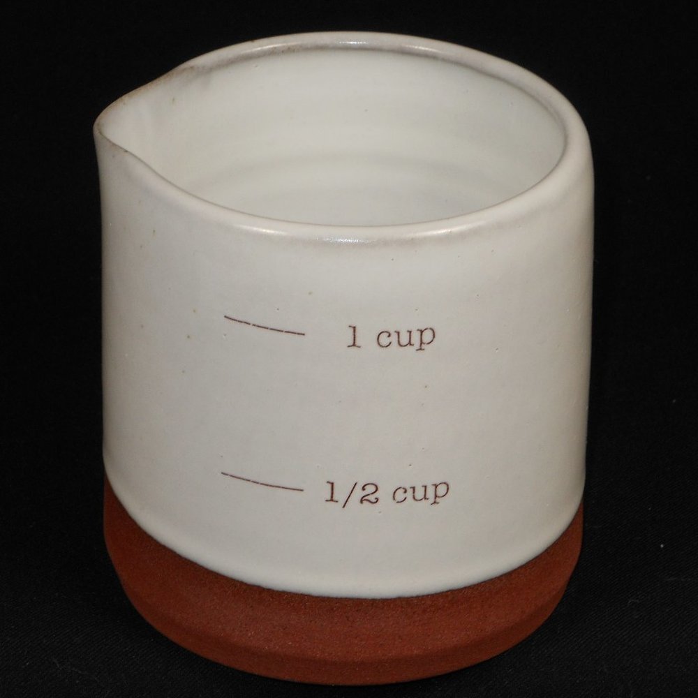kh Measuring cup or creamer